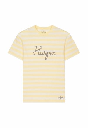 Camiseta de manga corta a rayas amarillas y blancas con el texto en letra cursiva "Harper" en el centro y un pequeño texto en cursiva cerca del dobladillo inferior.