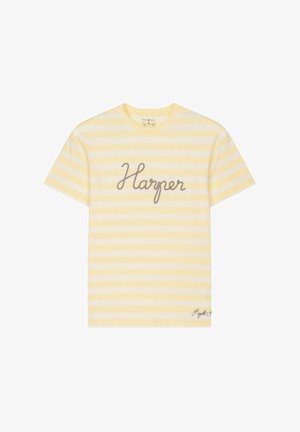 Camiseta de manga corta a rayas amarillas y blancas con el texto en letra cursiva "Harper" en el centro y un pequeño texto en cursiva cerca del dobladillo inferior.