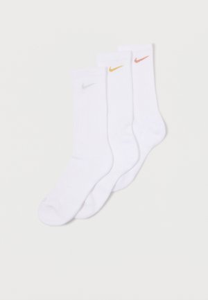 Três pares de meias desportivas brancas feitas de mistura de algodão, com detalhes em logo nas cores cinza, laranja e amarelo na área do punho.