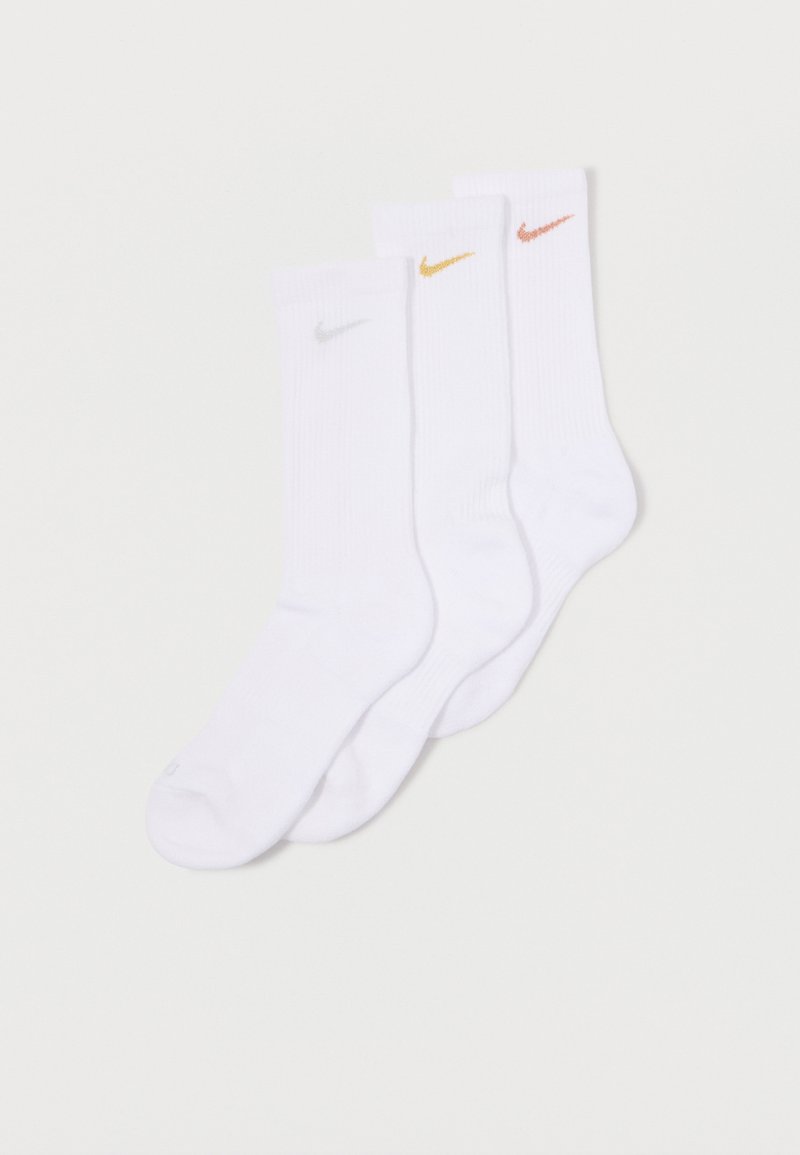 Três pares de meias desportivas brancas feitas de mistura de algodão, com detalhes em logo nas cores cinza, laranja e amarelo na área do punho.