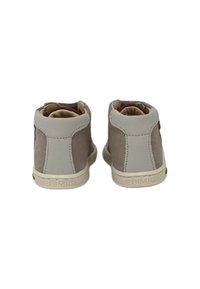 Sneaker high-top in suede beige e pelle crema con finitura texture, caratterizzati da un logo sul tallone e un colletto imbottito per il comfort.