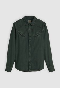 Camisa de mezclilla verde con mangas largas, botones a presión, yugo de estilo western y acentos bordados en los hombros. Dos bolsillos frontales.