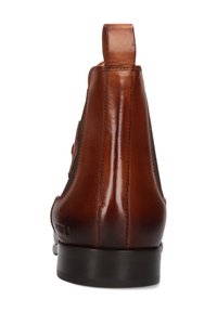 Botín Chelsea de cuero marrón con un acabado suave, tacón curvado, paneles laterales elásticos y una pestaña en la parte posterior para facilitar su uso.