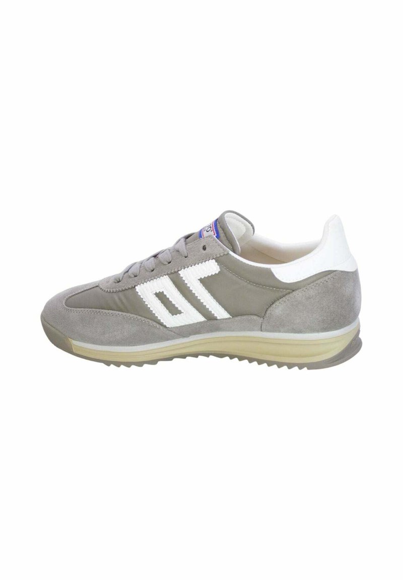 Sneaker grigio in suede con dettagli bianchi, design con lacci, suola testurizzata e profilo basso, con logo sul lato e tallone a contrasto.