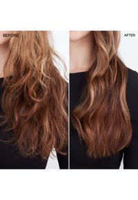 Długie, jasnobrązowe włosy pokazane przed i po zabiegu, przechodzące od suchych i puszących się do gładkich i błyszczących z miękkimi falami.