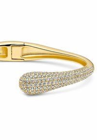 Bracciale oro con una superficie liscia e lucida e un'estremità a forma di goccia, decorato con cristalli trasparenti incastonati a micro-pavé.