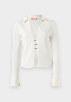 Langärmlige, cremefarbene Strickjacke mit V-Ausschnitt, drei dekorativen vorderen Verschlüssen und Ärmeln mit Schlitzdetails.