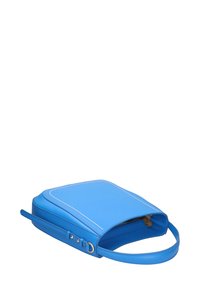 Borsa in pelle blu di forma rettangolare, con cuciture bianche a contrasto e un manico piatto. Il design con apertura superiore rivela lo spazio interno.