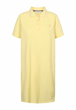 Sárga pamut pólódressz rövid ujjakkal, klasszikus gallérral és három gombos gombolással. Kontrasztos rózsaszín díszítéssel rendelkezik.