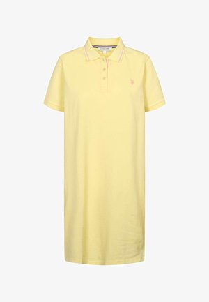 Sárga pamut pólódressz rövid ujjakkal, klasszikus gallérral és három gombos gombolással. Kontrasztos rózsaszín díszítéssel rendelkezik.