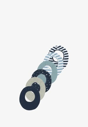 Set van zes ronde baby slabs in zachte katoen. Kleuren zijn marineblauw, grijs en lichtblauw. Patronen bevatten strepen en sterren. Voorzien van drukknoopjes.