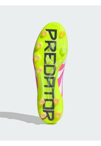 Crampons de football avec une semelle extérieure néon jaune vif, tige rose et blanche, arborant un lettrage noir audacieux "PREDATOR" et six crampons orange.