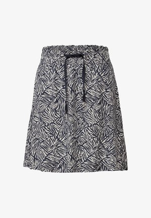 Falda con estampado de cebra en blanco y negro, cinturilla elástica y cordón negro con puntas de metal, presentada sobre fondo blanco liso.