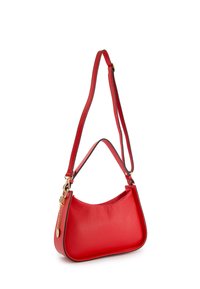 Sac en cuir rouge à bandoulière avec une silhouette incurvée, finition texturée et garniture noire contrastante, doté d'une bandoulière amovible et de ferrures dorées.