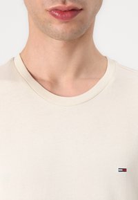 Tommy Jeans TEE 3 PACK - T-shirt basic - ecru/desert sand dune/black