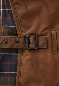 Barbour WAX DOG COAT - Egyéb tartozékok - tan