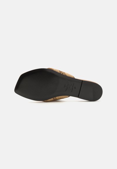 Chaussure à talon haut marron à motif avec un dessus en tissu texturé, bout ouvert et semelle en caoutchouc noir solide. Forme de bout carrée avec un talon bas.