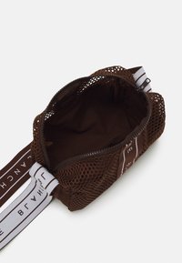BLANCHE CROSSOVER BAG - Torba čez telo - hot fudge