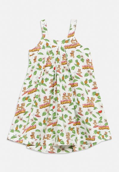 Άσπρο αμάνικο φόρεμα με πτυχώσεις, διακοσμημένο με αρκουδάκια, πράσινα φύλλα, ανανάδες, φέτες καρπούζι, λουλούδια και το κείμενο «Moschino».