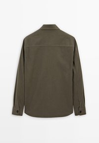 Olijfgroene blouse met lange mouwen, rechte snit, knoopmanchetten en een klassieke kraag. Glad textuur, eenvoudig ontwerp, alleen achteraanzicht.