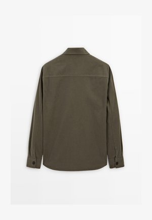 Camicia verde oliva a maniche lunghe con taglio dritto, polsini con bottoni e colletto classico. Texture liscia, design semplice, solo vista posteriore.