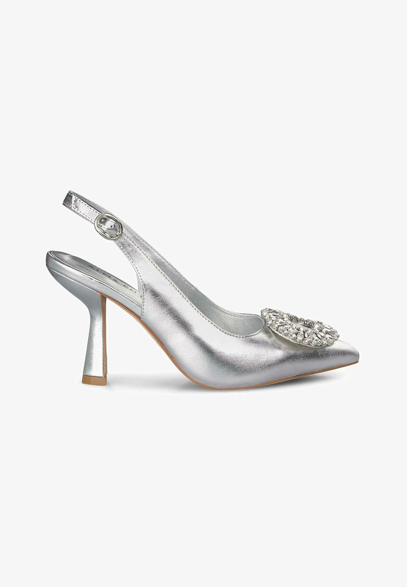 Escarpin argenté à talon haut, avec un bout pointu et un accent décoratif en strass sur le devant. Présente une finition métallisée texturée.