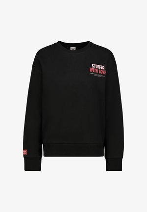 Schwarzer Pullover mit Rundhalsausschnitt, gerippten Bündchen und Saum. Auf der Vorderseite befindet sich ein roter Schriftzug "STUFFED WITH LOVE".