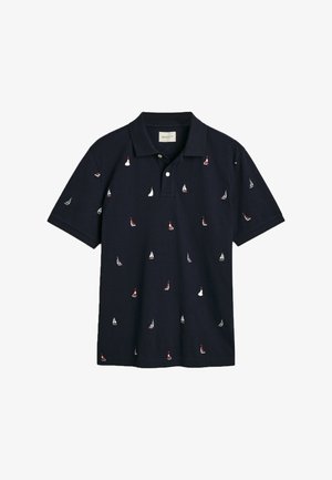 Navy poloshirt met korte mouwen, met witte en rode zeilboot borduursels over de gehele shirt. Klassieke kraag en knoopsluiting. Katoenen materiaal.