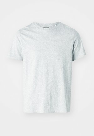 Tricou scurt cu mânecă, de culoare gri deschis, realizat dintr-un material moale, cu guler rotund și o croială ușor lejeră. Fără modele sau grafice vizibile.