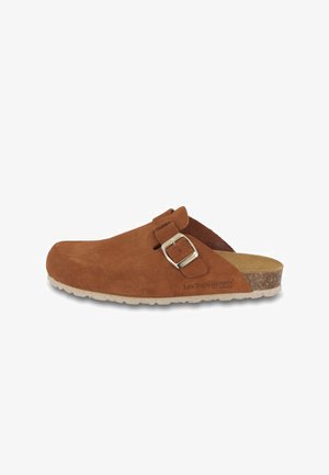 Sabot en suede marron à enfiler avec boucle en métal ajustable et semelle en liège, semelle beige texturée et marquage "Les Tropeziennes" sur le côté.