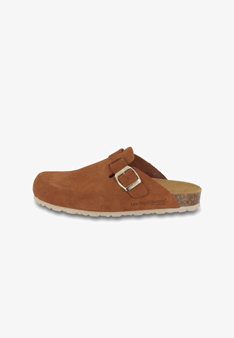 Sabot en suede marron à enfiler avec boucle en métal ajustable et semelle en liège, semelle beige texturée et marquage "Les Tropeziennes" sur le côté.