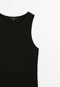 Schwarzes, geripptes Tanktop mit rundem Halsauschnitt und weiten Armlöchern, aus einem dehnbaren Stoff gefertigt für einen bequemen Sitz und Beweglichkeit.