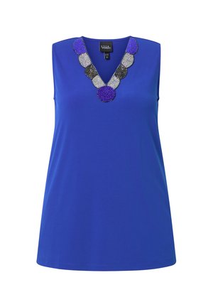 Top bleu roi sans manches avec un décolleté en V, orné de grosses perles décoratives violettes, argentées et noires autour du cou.