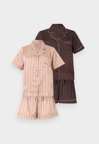Deux ensembles de pyjama en satin à manches courtes avec hauts à boutons et shorts ; un beige rayé, un marron foncé uni avec un bord clair.