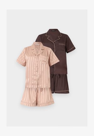 Δύο σετ πιτζάμες από σατέν με κοντά μανίκια, με πουκάμισα με κουμπιά και σορτς· ένα με μπεζ ρίγες, ένα μονόχρωμο σκούρο καφέ με ανοιχτό περιθώριο.