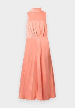 Ermeløs midikjole i ferskenfarge med høyt halslinje og rynkedetaljer ved midjen, med en vid skjørt.