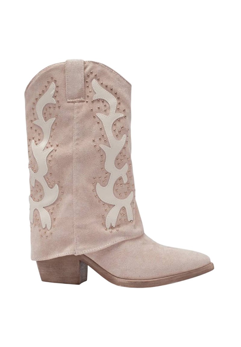 Botte de cowboy en suede rose avec des coutures décoratives blanches, de petites clous, un bout pointu et un petit talon bloc.