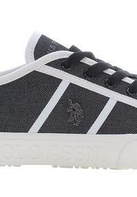 Musta ja valkoinen rento tenniskenkä, jossa on valkoiset raidat, mustat nauhat, kohokuvioitu polo-pelaajan logo ja valkoinen pohja, jossa on kohokuvioitu teksti.