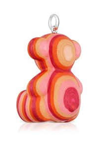 Ciondolo in legno a forma di orso con anelli concentrici nei colori rosa, arancione e rosso, dotato di un anello di argento per l'attacco. Texture liscia.