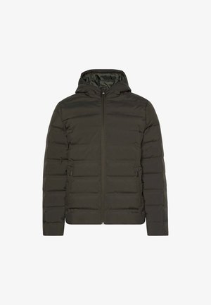 Donkergroene gevoerde jas met een capuchon, voorrits en zijzakken. Het ontwerp heeft horizontale gestikte secties en een gladde textuur.