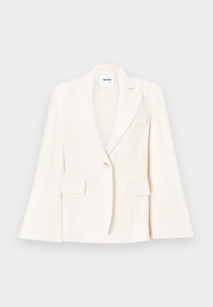 Białe dopasowane żakiet z pojedynczym guzikiem, dwoma przednimi kieszeniami i wyciętymi klapami. Gładka tekstura z wyraźną sylwetką.