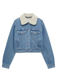 Veste en jean courte de couleur bleu clair avec un col en fausse laine blanche, fermeture par boutons métalliques et deux poches poitrine. Texture lisse.