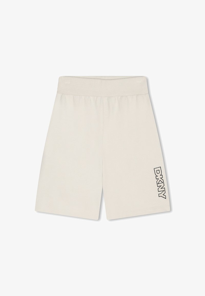 Shorts beige jusqu'aux genoux avec une taille élastique côtelée et le logo "DKNY" imprimé verticalement sur la jambe gauche.