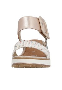 Sandali con cinturini caratterizzati da una parte superiore in rosa oro metallico, una fascia intrecciata bianca e colorata e una soletta imbottita con suola spessa.