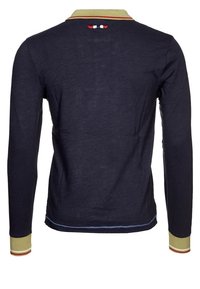 Marineblaues Langarm-Polohemd mit einem Kragenkragen und grünen Akzenten, roten und weißen Nähten auf der Rückseite sowie kontrastierenden gestreiften Bündchen.