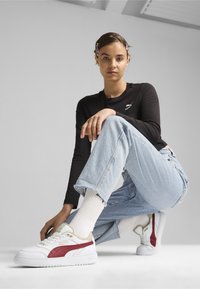Puma DOUBLECOURT UNISEX - Sportcipő - white intense red