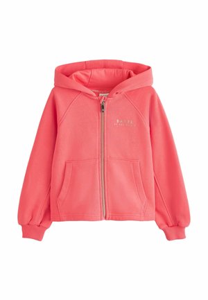 Różowa bluza z kapturem zapinana na zamek, z przednimi kieszeniami, ściągaczami na rękawach i małym logo „Baker by Ted Baker” na lewej piersi, przedstawiona na białym tle.