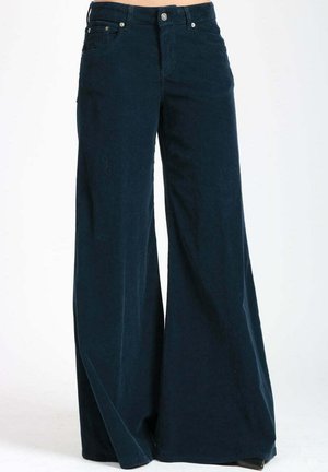 Weite Hose aus dunkelblauem Stoff, mit hoher Taille, seitlichen Taschen, Metallknopfverschluss und glatter Textur.