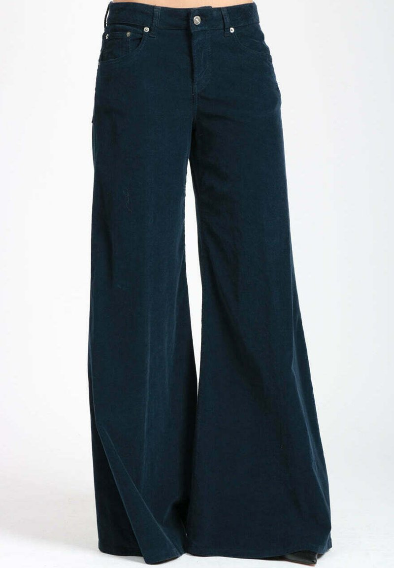 Pantaloni a gamba larga realizzati in tessuto blu scuro, con vita alta, tasche anteriori, chiusura con bottone metallico e una texture liscia.