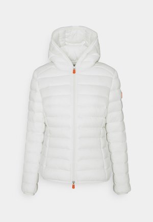 Veste blanche matelassée à capuche avec tirettes de fermeture éclair orange et design rembourré, présentée de face sur un fond uni.